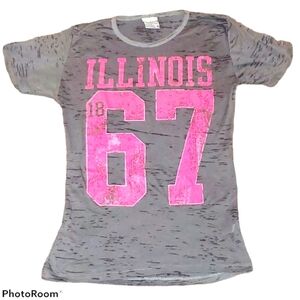 Illinois Short Sleeve Graphic Tee w Pink Lettering 0373